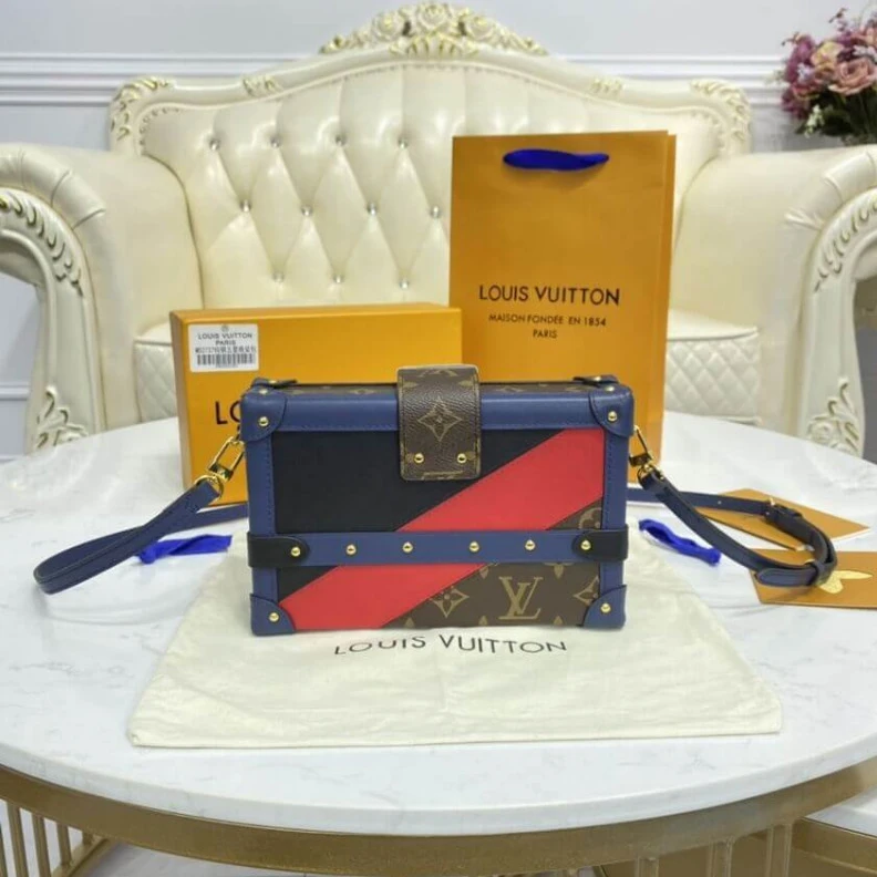 Mythick ru Calfleath LV Monogram Canvas Petite Malle