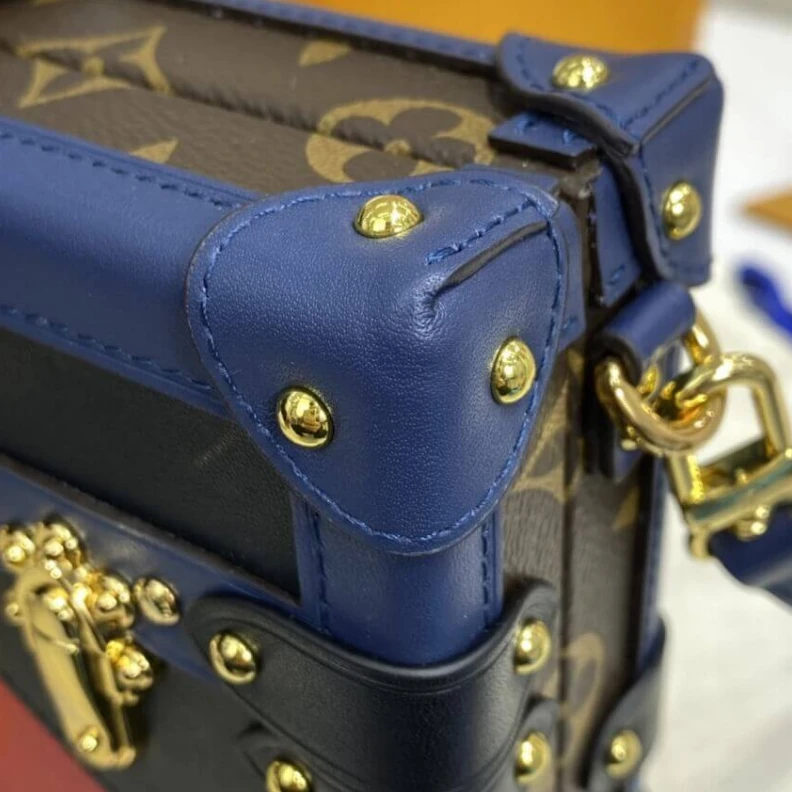 Mythick ru Calfleath LV Monogram Canvas Petite Malle