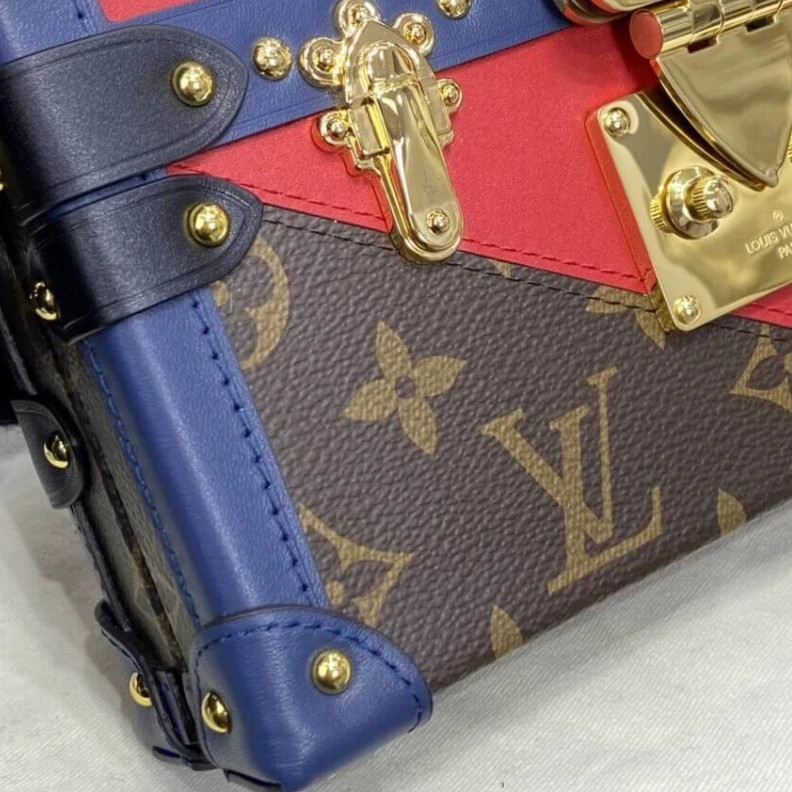 Mythick ru Calfleath LV Monogram Canvas Petite Malle
