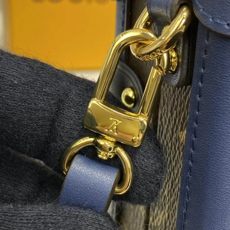 Mythick ru Calfleath LV Monogram Canvas Petite Malle