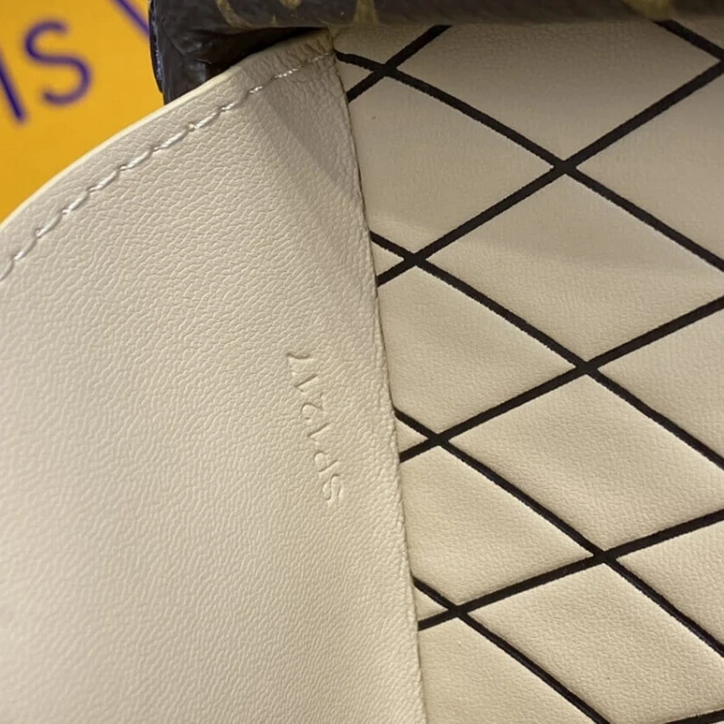 Mythick ru Calfleath LV Monogram Canvas Petite Malle