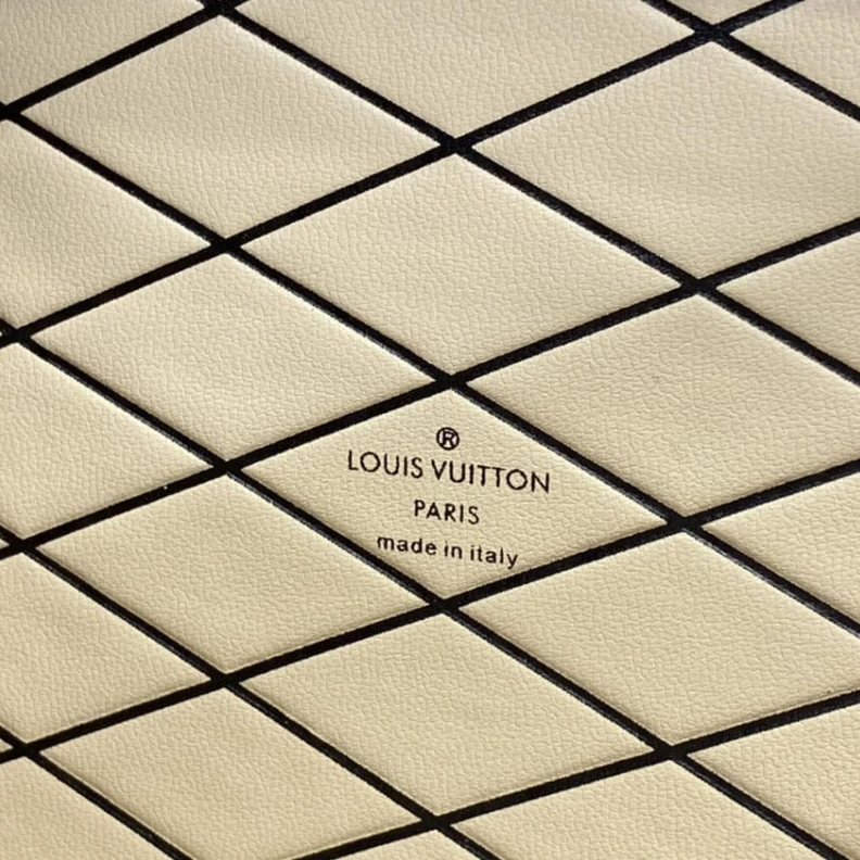 Mythick ru Calfleath LV Monogram Canvas Petite Malle