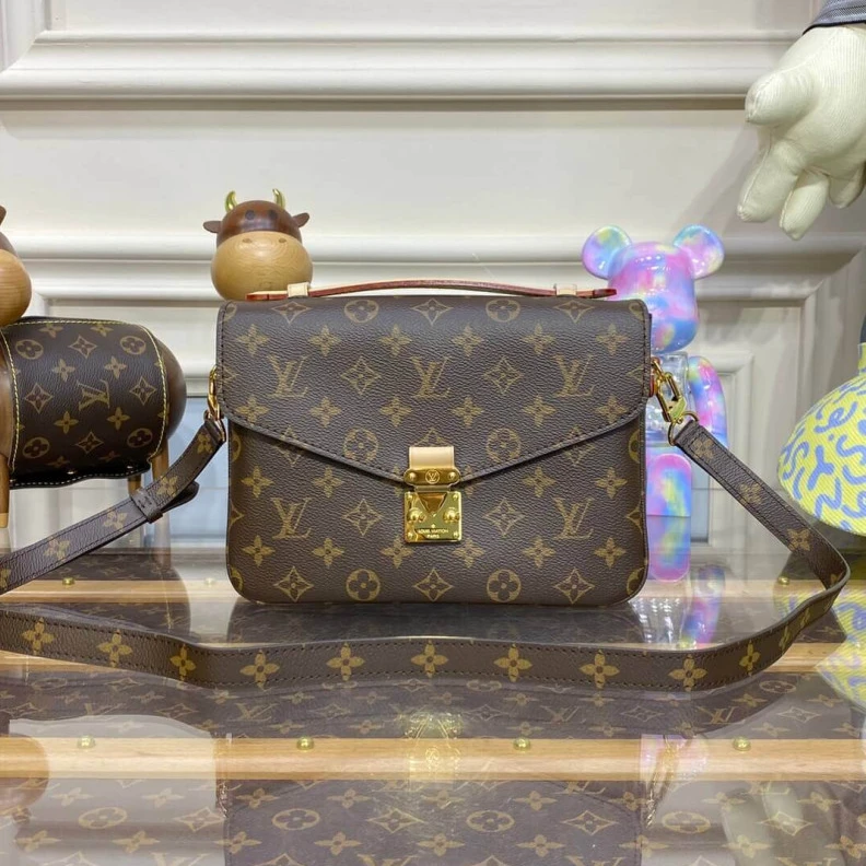 Mythick.ru Textile l Louis Vuitton Monogram Canvas Pochette Metis