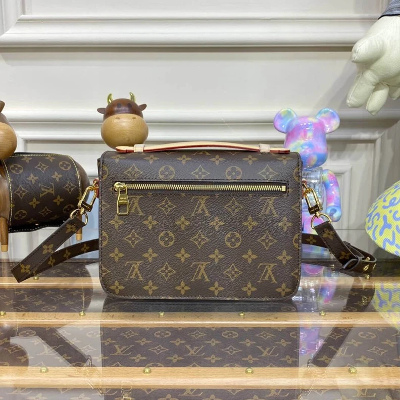 Mythick.ru Textile l Louis Vuitton Monogram Canvas Pochette Metis