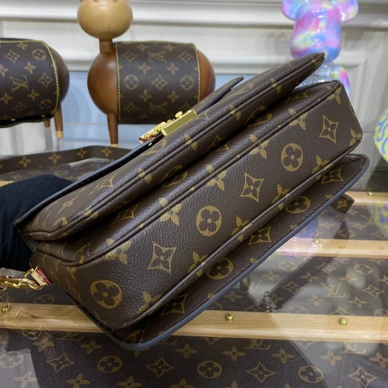 Mythick.ru Textile l Louis Vuitton Monogram Canvas Pochette Metis