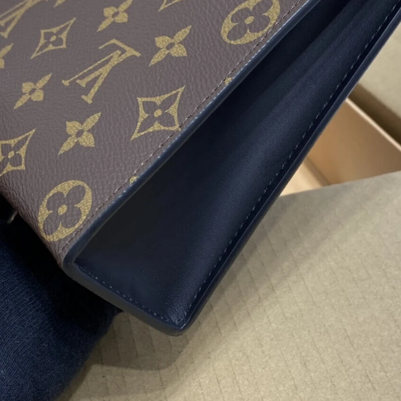 Replica bag 6 interna LV Monogram Canvas Pochette Voyage MM