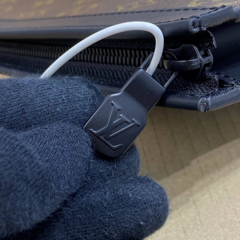 Replica bag 6 interna LV Monogram Canvas Pochette Voyage MM