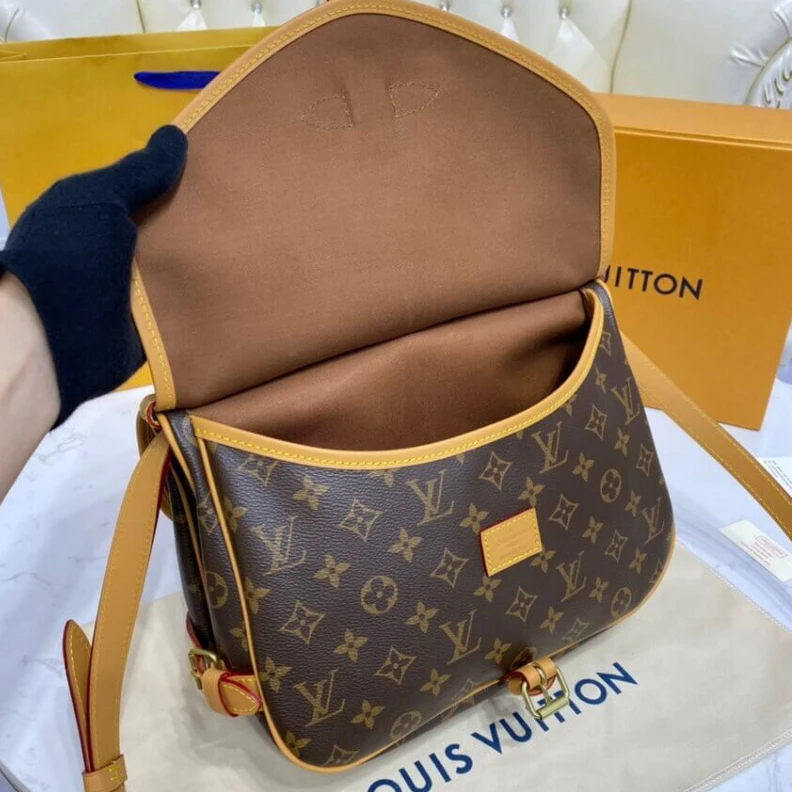 Replica bag <span>High Louis Vuitton Monogram Canvas Saumur MM