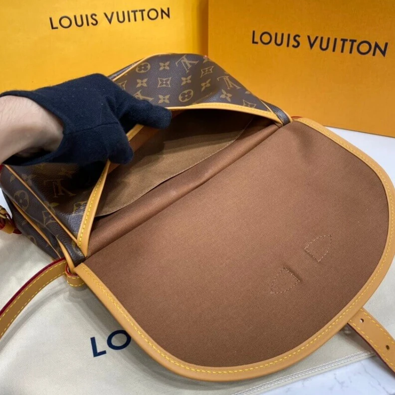 Replica bag <span>High Louis Vuitton Monogram Canvas Saumur MM