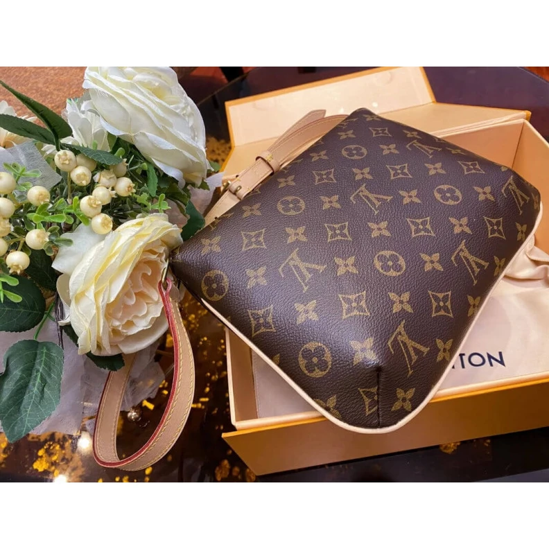 Top lv 24 x 19 x LV Monogram Canvas Tango Bag
