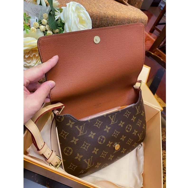 Top lv 24 x 19 x LV Monogram Canvas Tango Bag