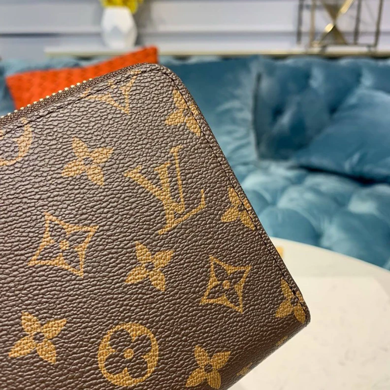 Mythick.ru 1 zipped Louis Vuitton Monogram Canvas Zippy Organizer Wallet