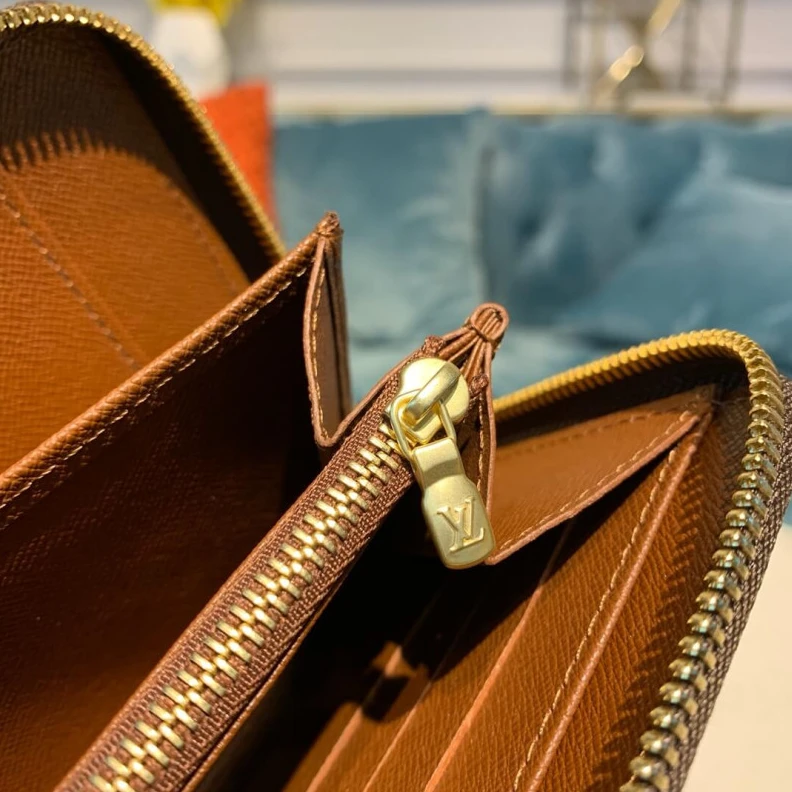 Mythick.ru 1 zipped Louis Vuitton Monogram Canvas Zippy Organizer Wallet