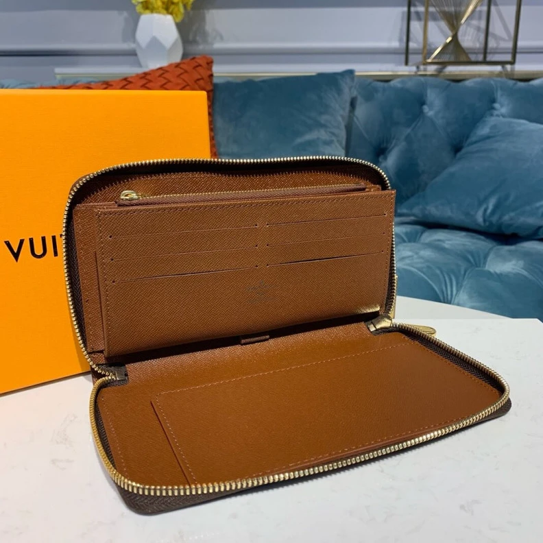 Mythick.ru 1 zipped Louis Vuitton Monogram Canvas Zippy Organizer Wallet