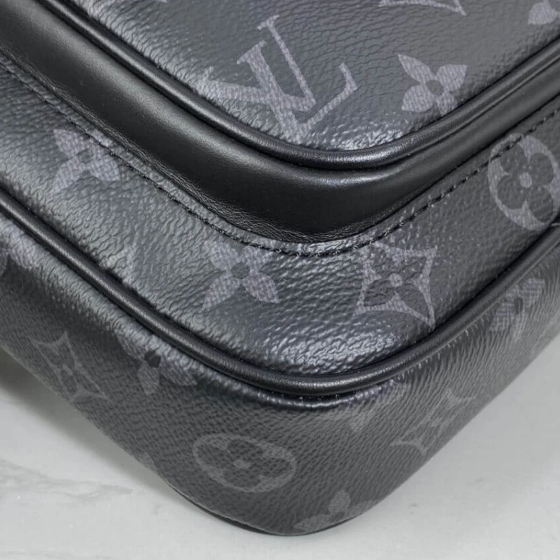 Top lv Strap dro Louis Vuitton Monogram Eclipse Christopher Wearable Wallet