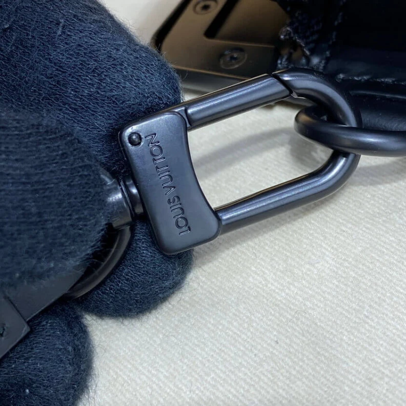 Top lv 28 x 21 x Louis Vuitton Monogram Eclipse Trunk Pouch