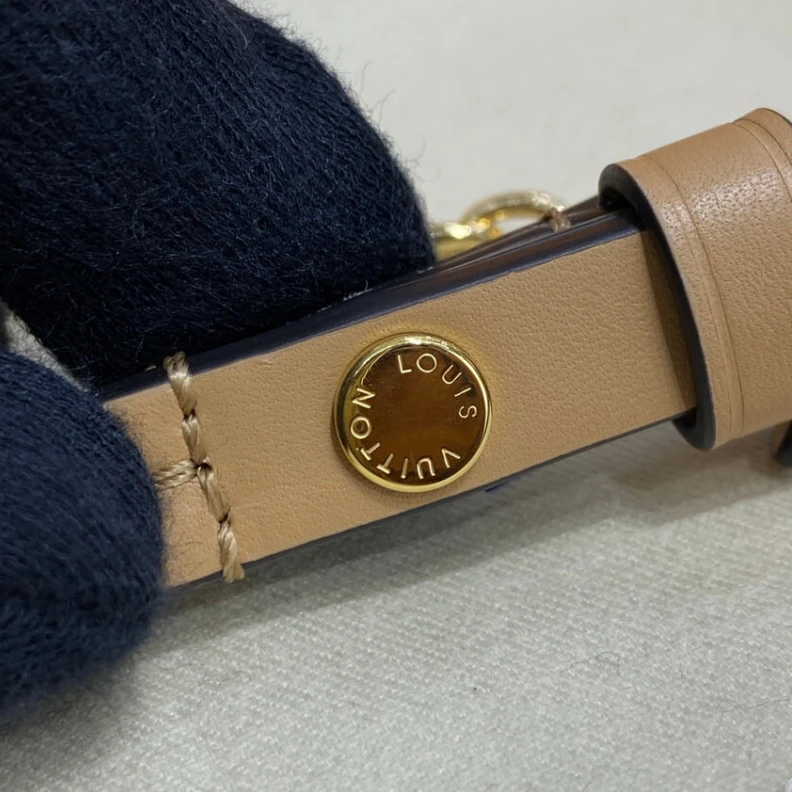 Mythick ru Louis Vuitton Monogram Empreinte Easy Pouch On Strap Arizona Beige