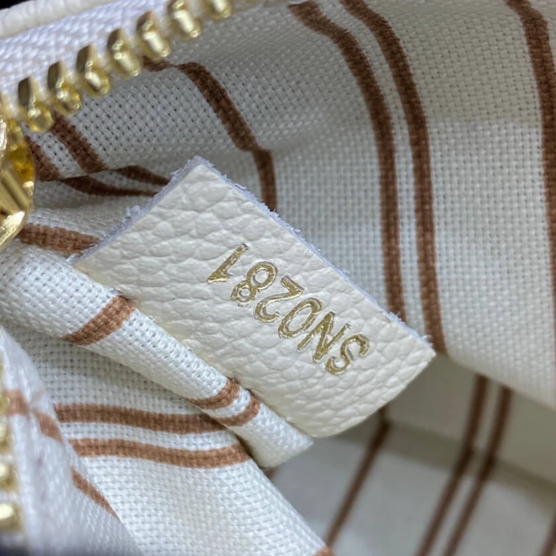 Top lv Louis Vuitton Monogram Empreinte Easy Pouch On Strap Creme
