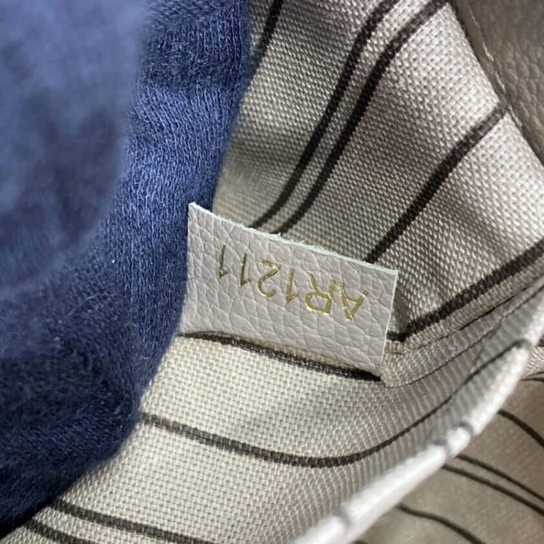 Louis vuitton locations Double sm LV Monogram Empreinte Leather Montaigne MM Tourterelle Grey