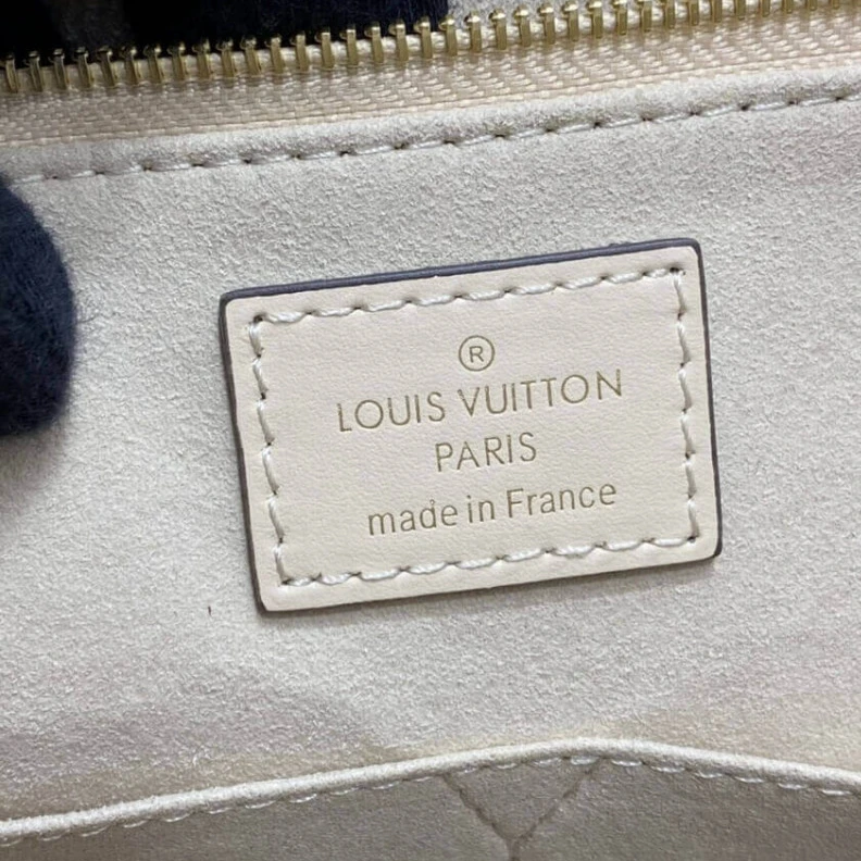 Lv belts replica Inside do Louis Vuitton Monogram Empreinte Onthego GM Beige