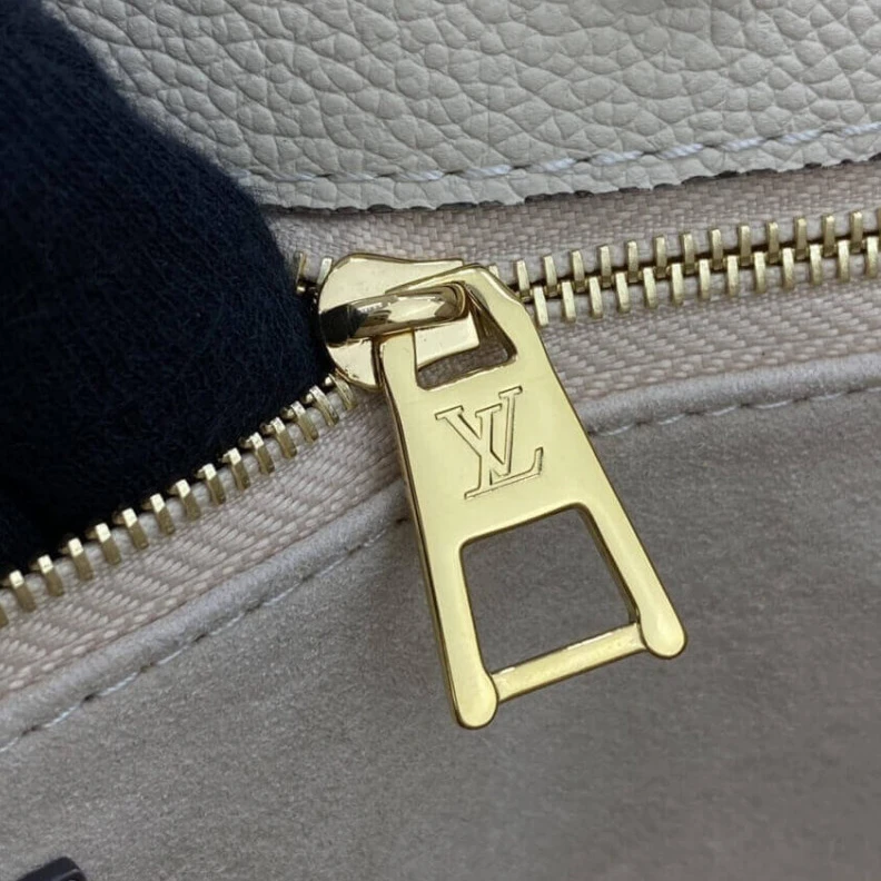 Lv belts replica Inside do Louis Vuitton Monogram Empreinte Onthego GM Beige