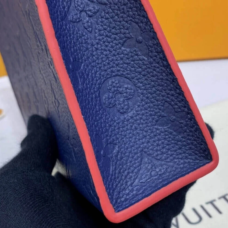 Mythick ru The Poche Louis Vuitton Monogram Empreinte Pochette Toilette 26 Navy Blue Red