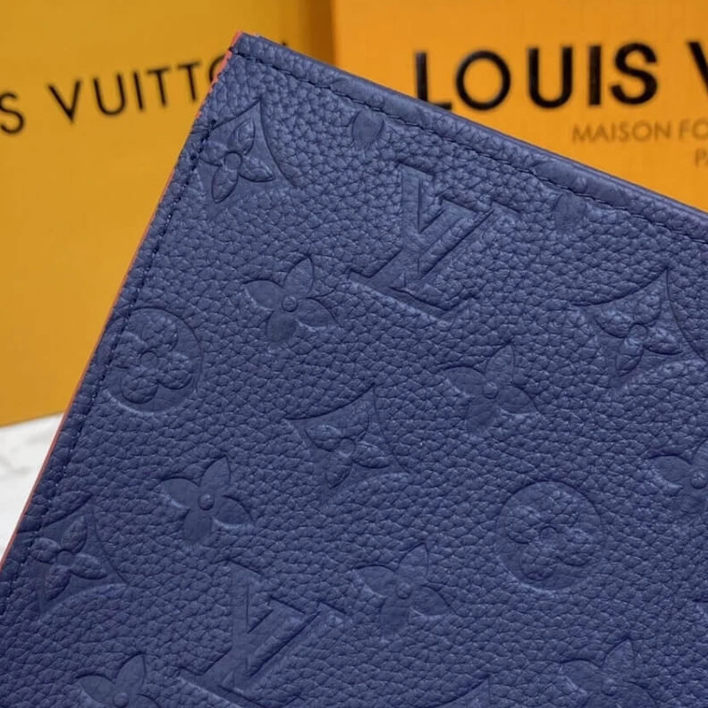 Mythick ru The Poche Louis Vuitton Monogram Empreinte Pochette Toilette 26 Navy Blue Red