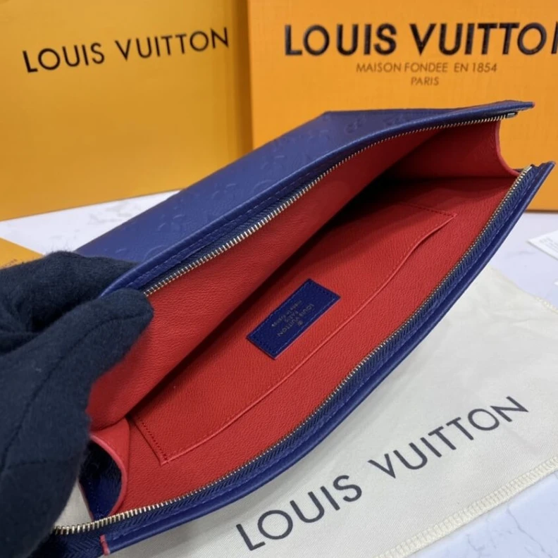 Mythick ru The Poche Louis Vuitton Monogram Empreinte Pochette Toilette 26 Navy Blue Red