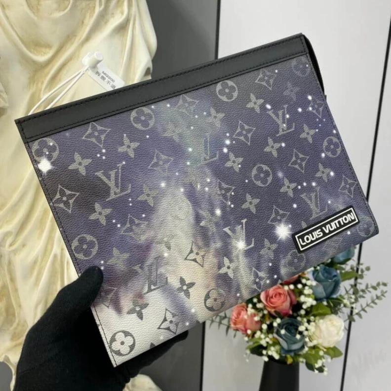 Mythick.ru Cowhide l Louis Vuitton Monogram Galaxy Canvas Pochette Voyage MM