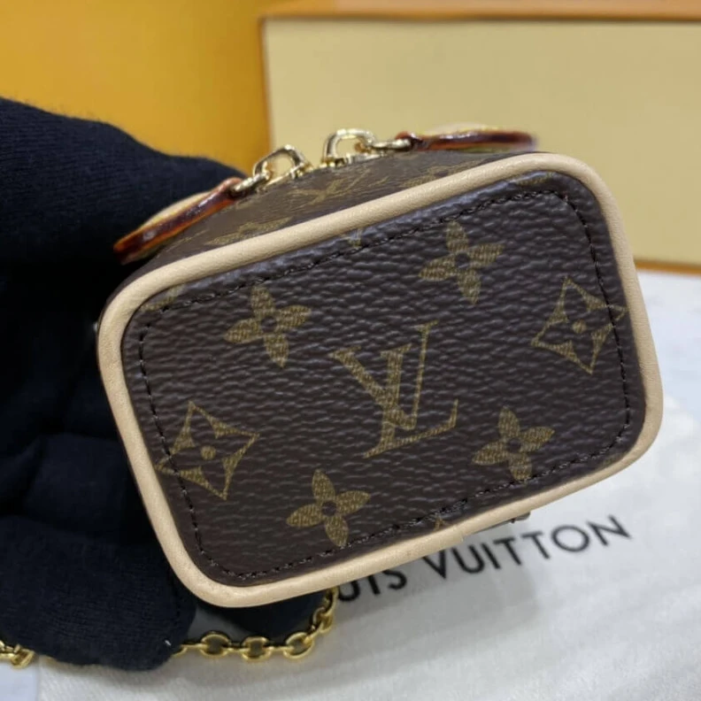 Mythick ru Louis Vuitton Monogram Mini Toiletry Pouch