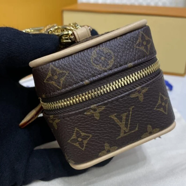 Mythick ru Louis Vuitton Monogram Mini Toiletry Pouch