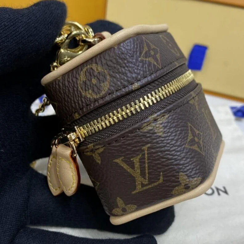 Mythick ru Louis Vuitton Monogram Mini Toiletry Pouch