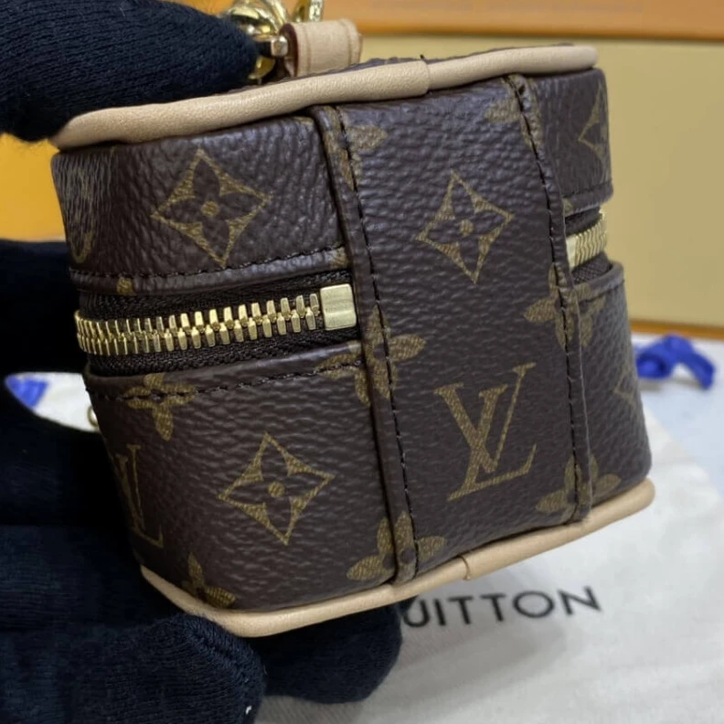 Mythick ru Louis Vuitton Monogram Mini Toiletry Pouch