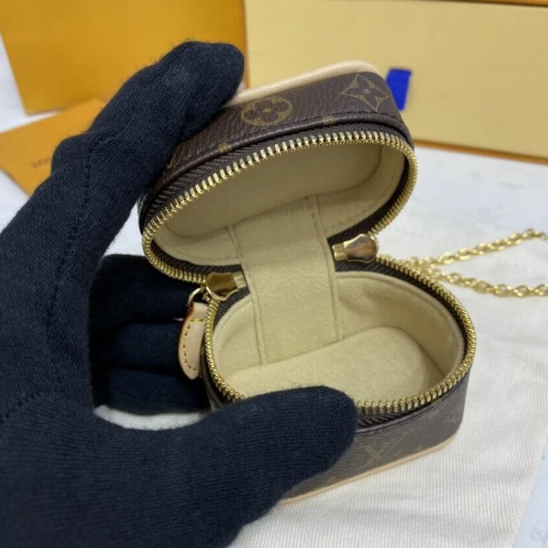 Mythick ru Louis Vuitton Monogram Mini Toiletry Pouch