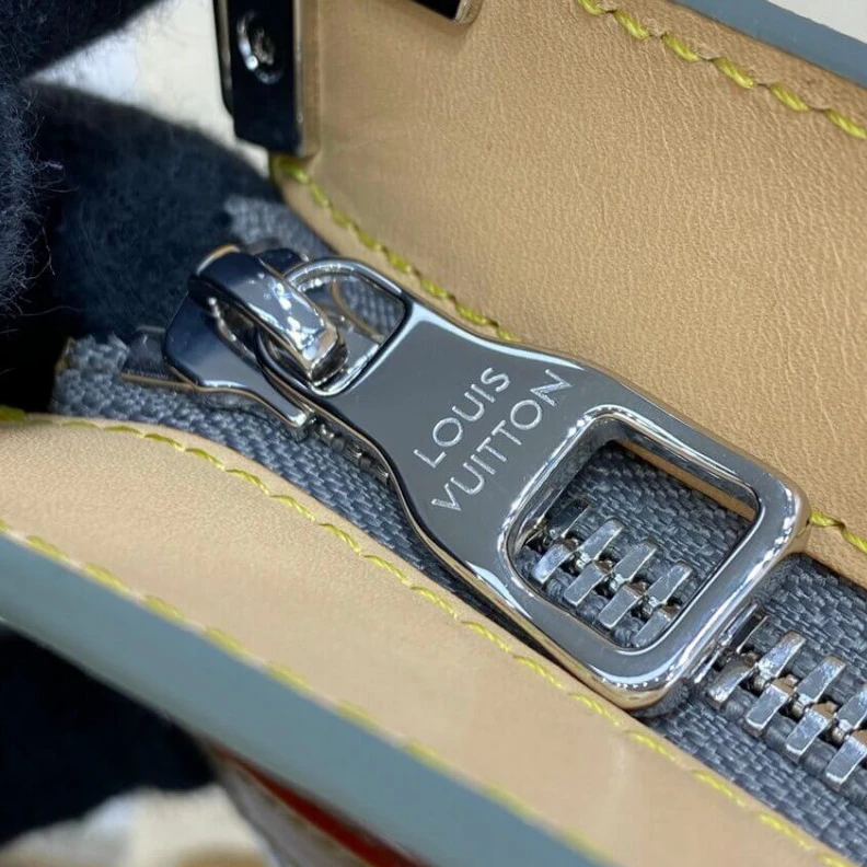 Mythick.ru The compac Louis Vuitton Monogram Mirror Trunk Pouch