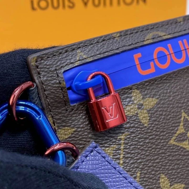 Mythick.ru This styli Louis Vuitton Monogram Outdoor Ribbon Pouch