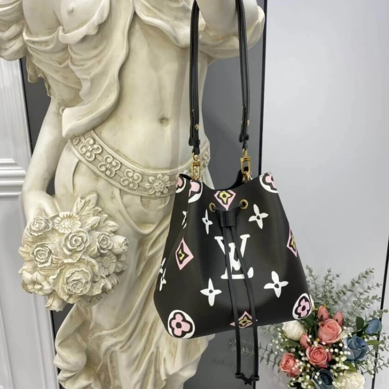 Mythick ru Drawstrin Louis Vuitton Monogram Pattern Néonoé MM Black