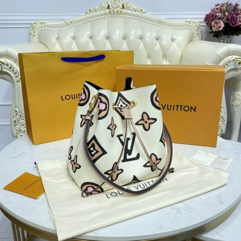 Mythick ru Zipped ce Louis Vuitton Monogram Pattern Néonoé MM Cream