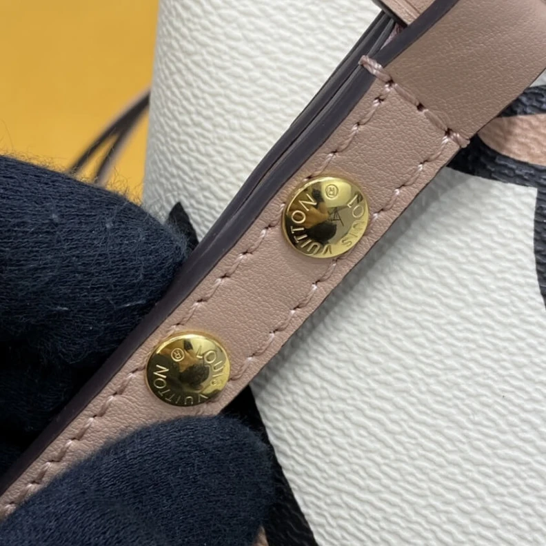 Mythick ru Zipped ce Louis Vuitton Monogram Pattern Néonoé MM Cream