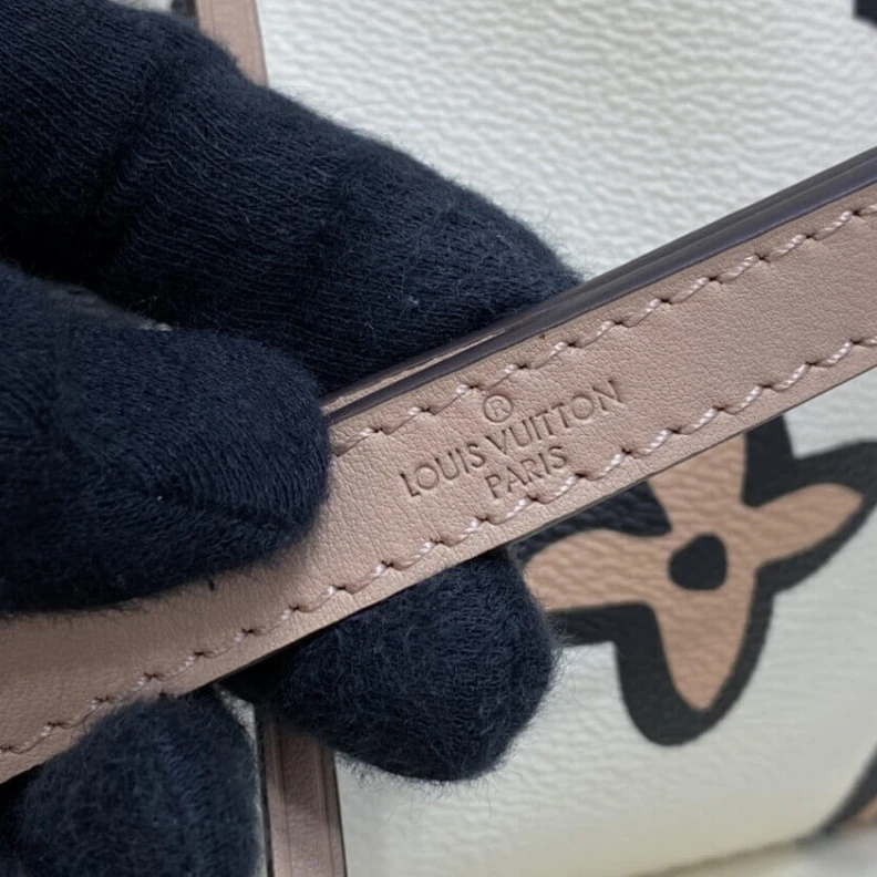Mythick ru Zipped ce Louis Vuitton Monogram Pattern Néonoé MM Cream