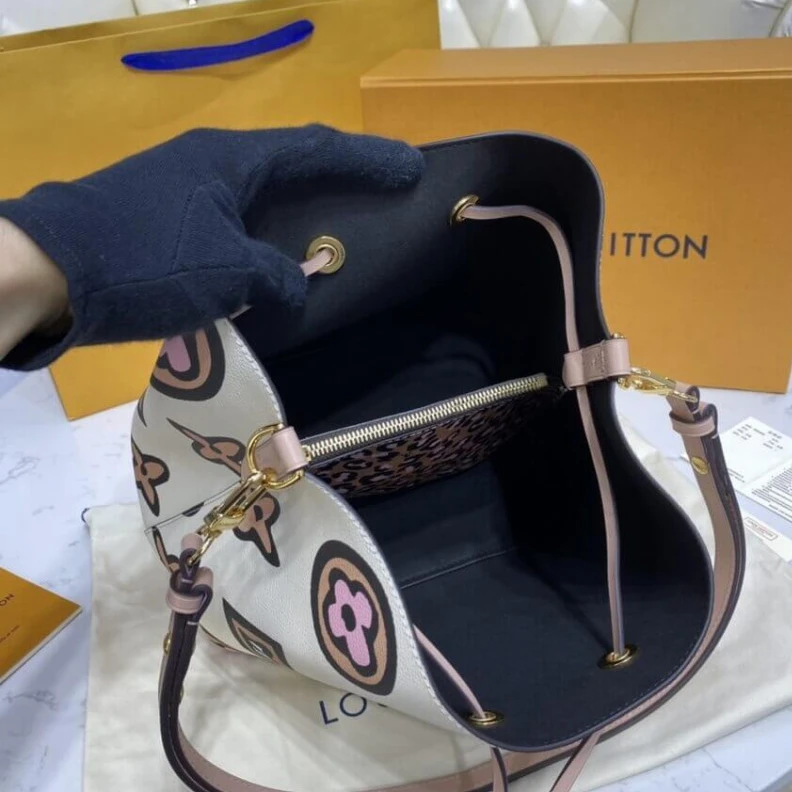 Mythick ru Zipped ce Louis Vuitton Monogram Pattern Néonoé MM Cream