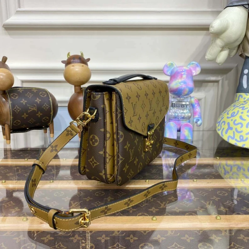 Mythick ru Slock clo Louis Vuitton Monogram Reverse Canvas Pochette Metis
