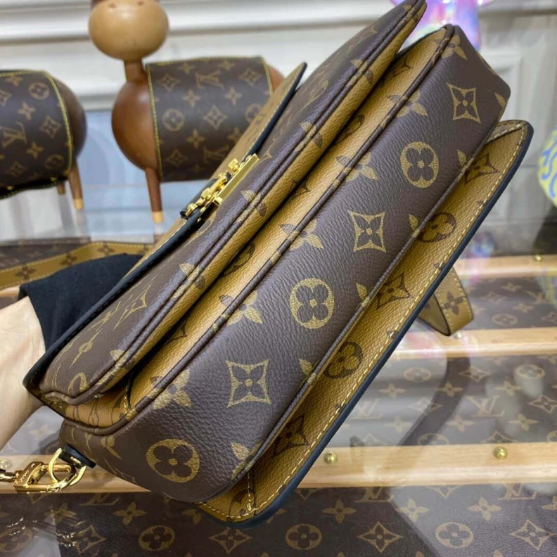 Mythick ru Slock clo Louis Vuitton Monogram Reverse Canvas Pochette Metis