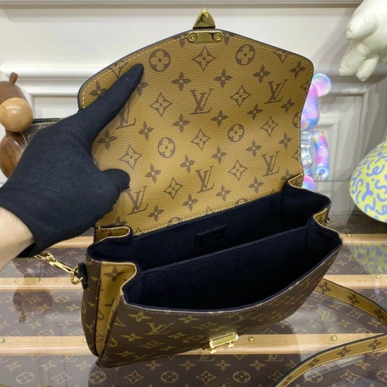 Mythick ru Slock clo Louis Vuitton Monogram Reverse Canvas Pochette Metis