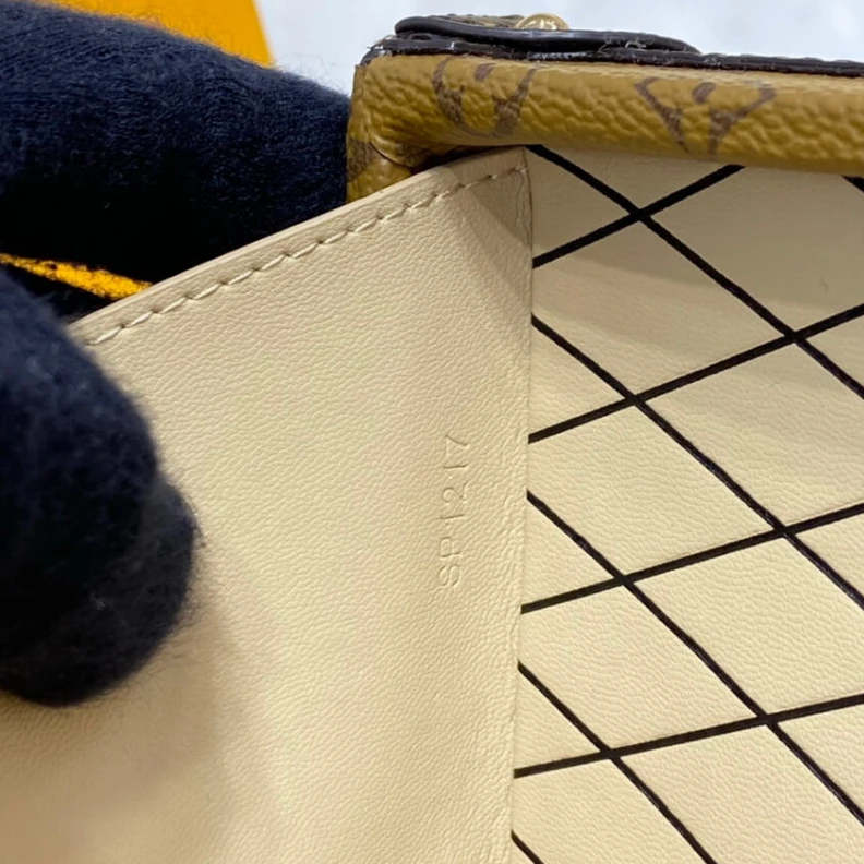 Replica bag Monogram Louis Vuitton Monogram Reverse Petite Malle