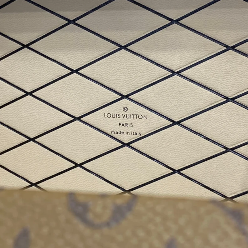 Replica bag Monogram Louis Vuitton Monogram Reverse Petite Malle