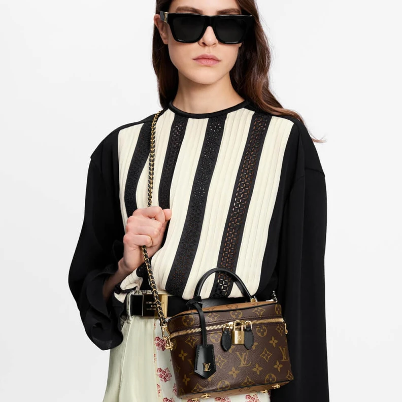 Mythick.ru Goldcolor LV Monogram Vanity PM