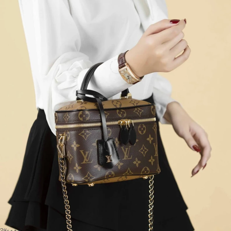 Mythick.ru Goldcolor LV Monogram Vanity PM