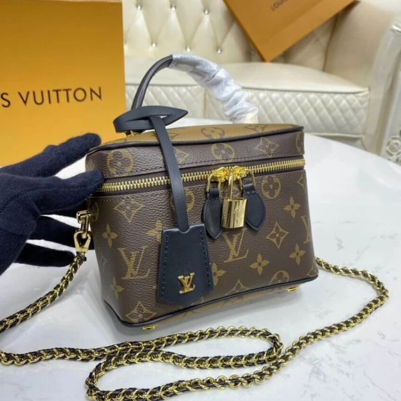 Mythick.ru Goldcolor LV Monogram Vanity PM
