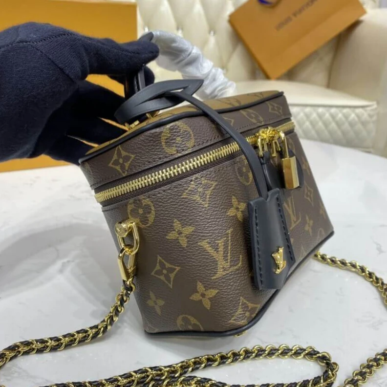 Mythick.ru Goldcolor LV Monogram Vanity PM